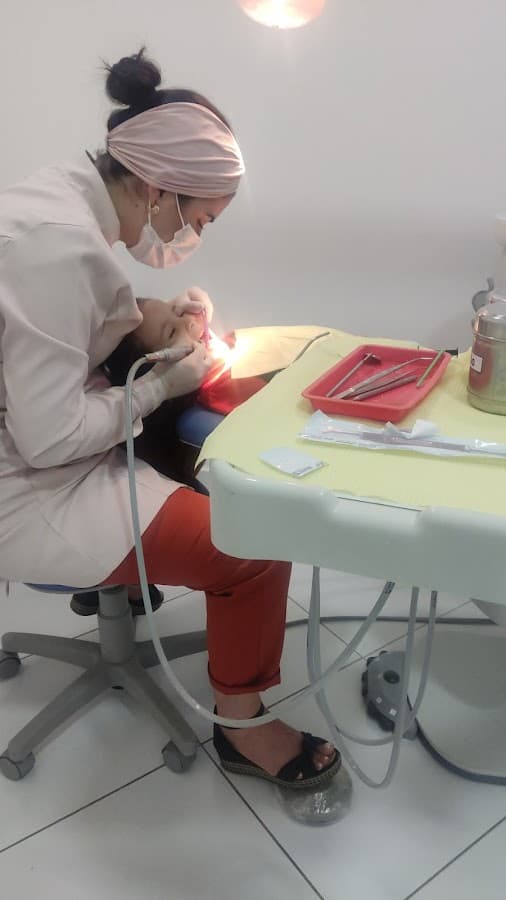 Dentista realizando um procedimento em paciente.