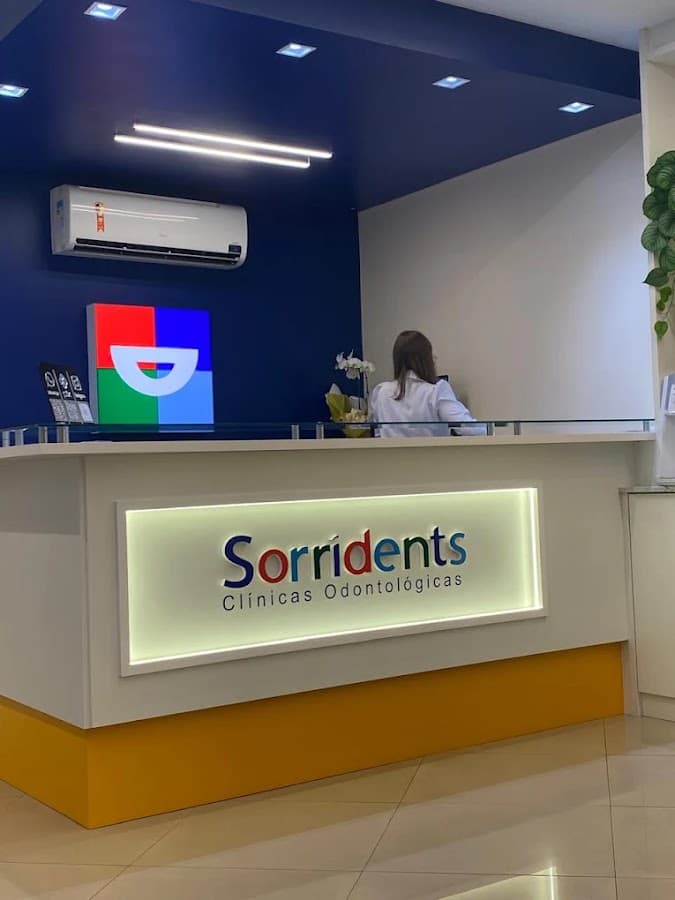 Recepção moderna e bem iluminada.