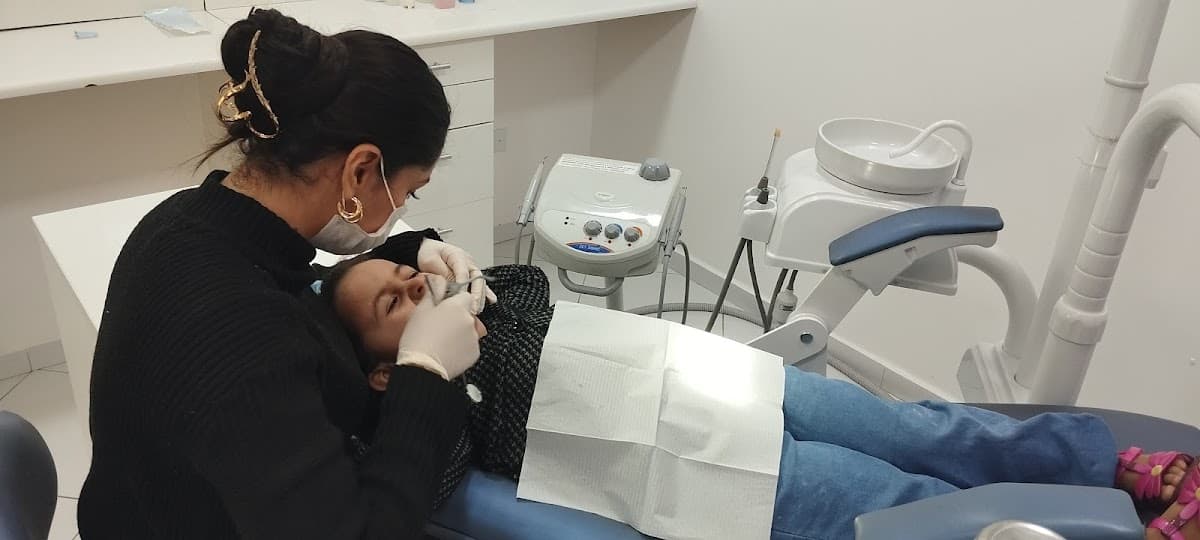 Profissional realizando atendimento a um paciente de forma cuidadosa.